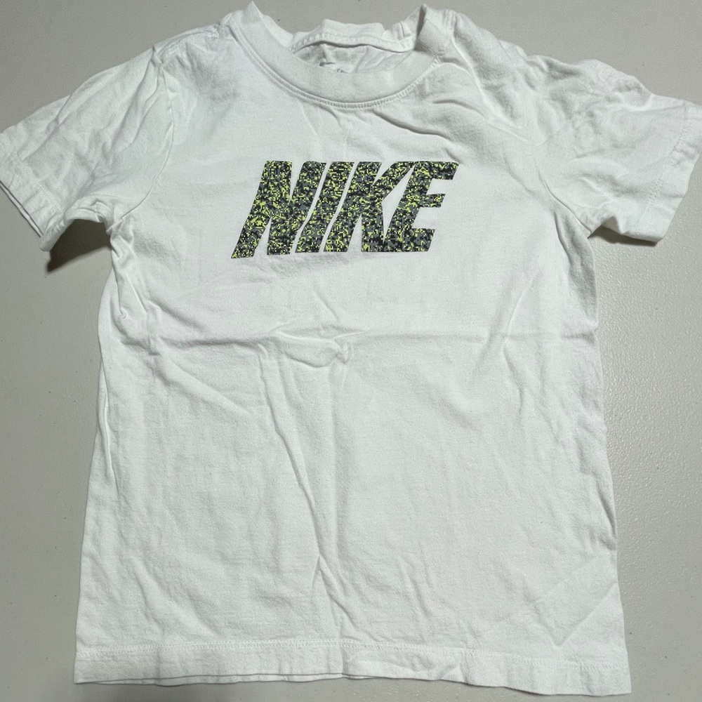 Boy’s White Nike Short Sleeve Shirt Size Small